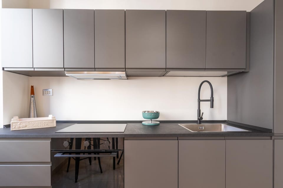 Coffee/tea facilities, Kitchen or kitchenette, dishwasher, oven, stove