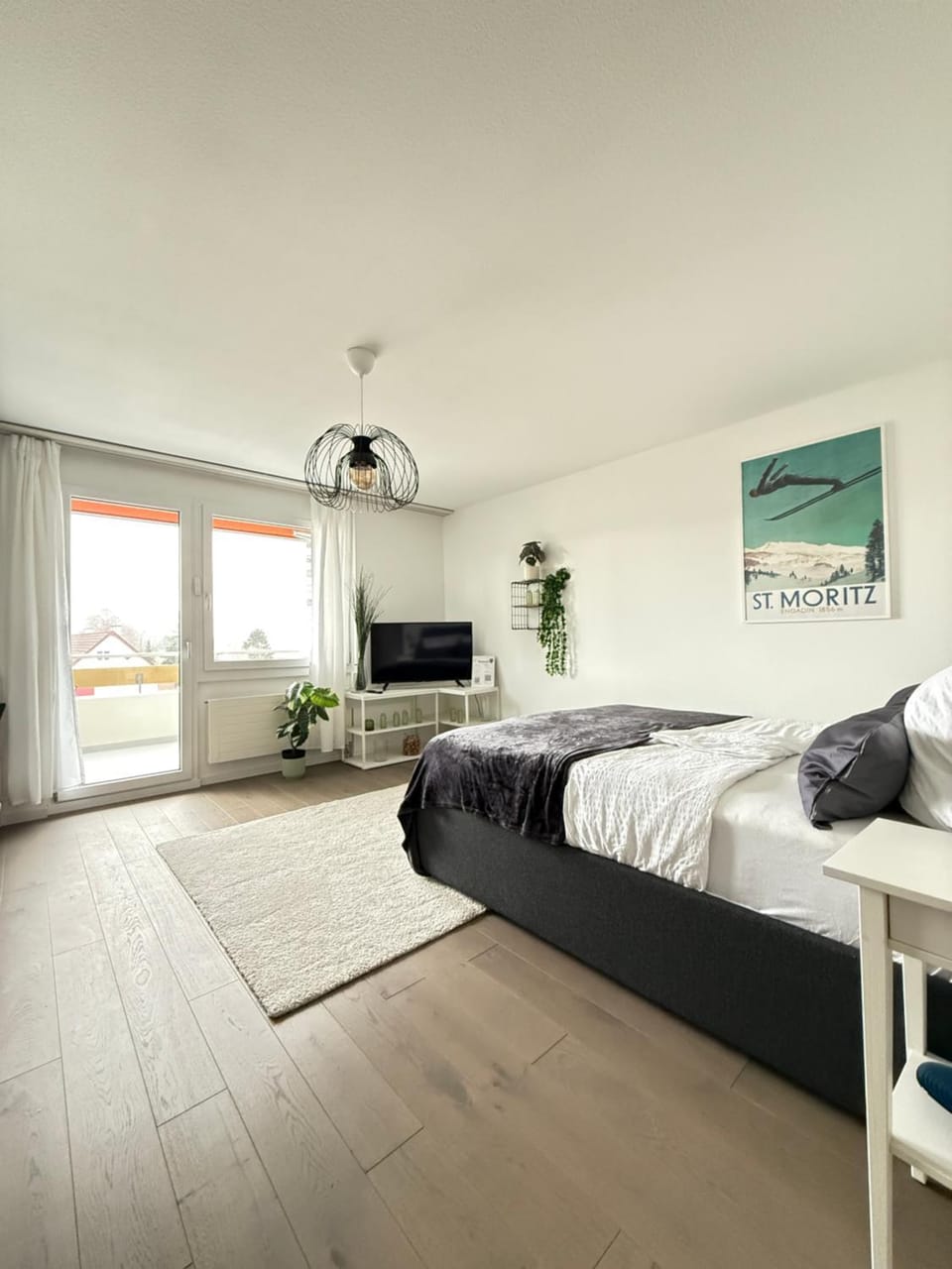 Bed, TV and multimedia, Photo of the whole room, Bedroom