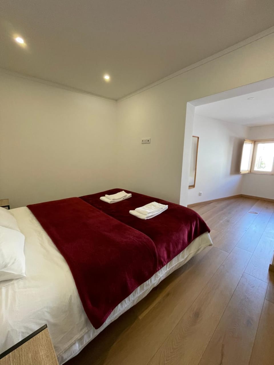 Bed, Bedroom, towels