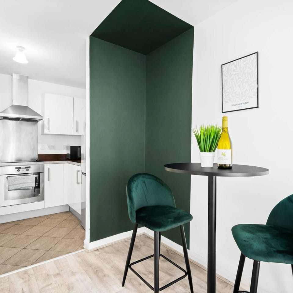 Kitchen or kitchenette, Dining area