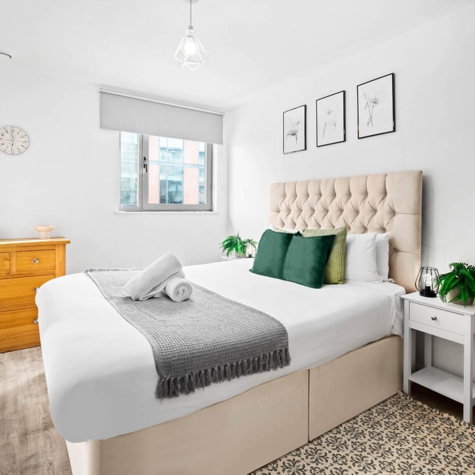 Bed, Living room, Seating area, Bedroom