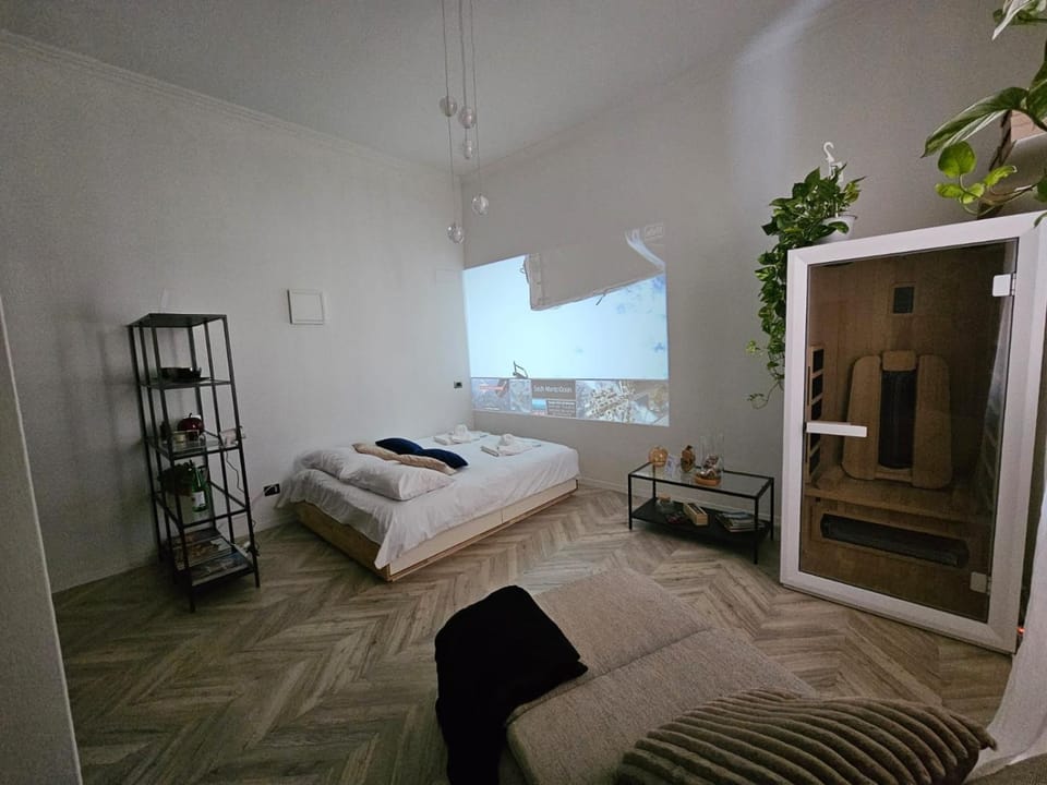 Bed, TV and multimedia, Photo of the whole room, Bedroom