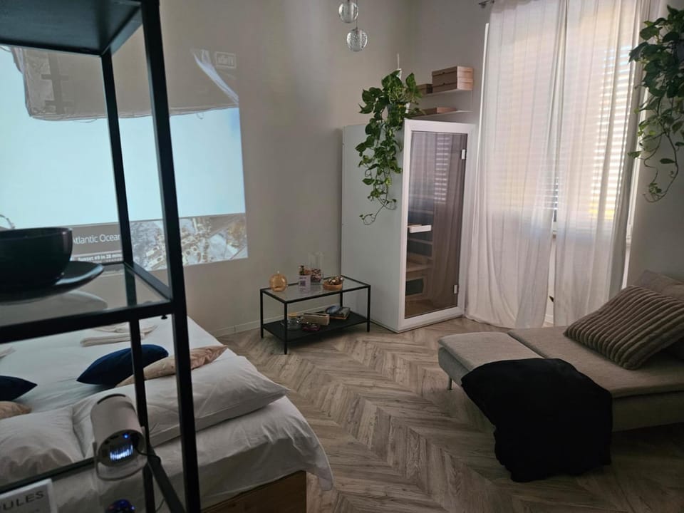 Communal lounge/ TV room, Bed, TV and multimedia, Living room, Photo of the whole room, Bedroom