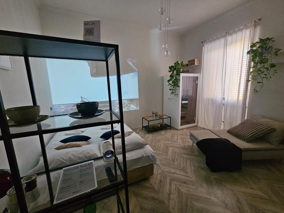 Bed, TV and multimedia, Living room, Photo of the whole room, Seating area, Bedroom