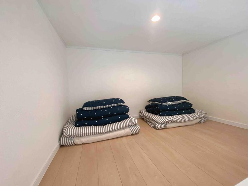 Shinjuku 5 min, Shin-Nakano Station 1 min walk, Room 201 Apartment in Japan