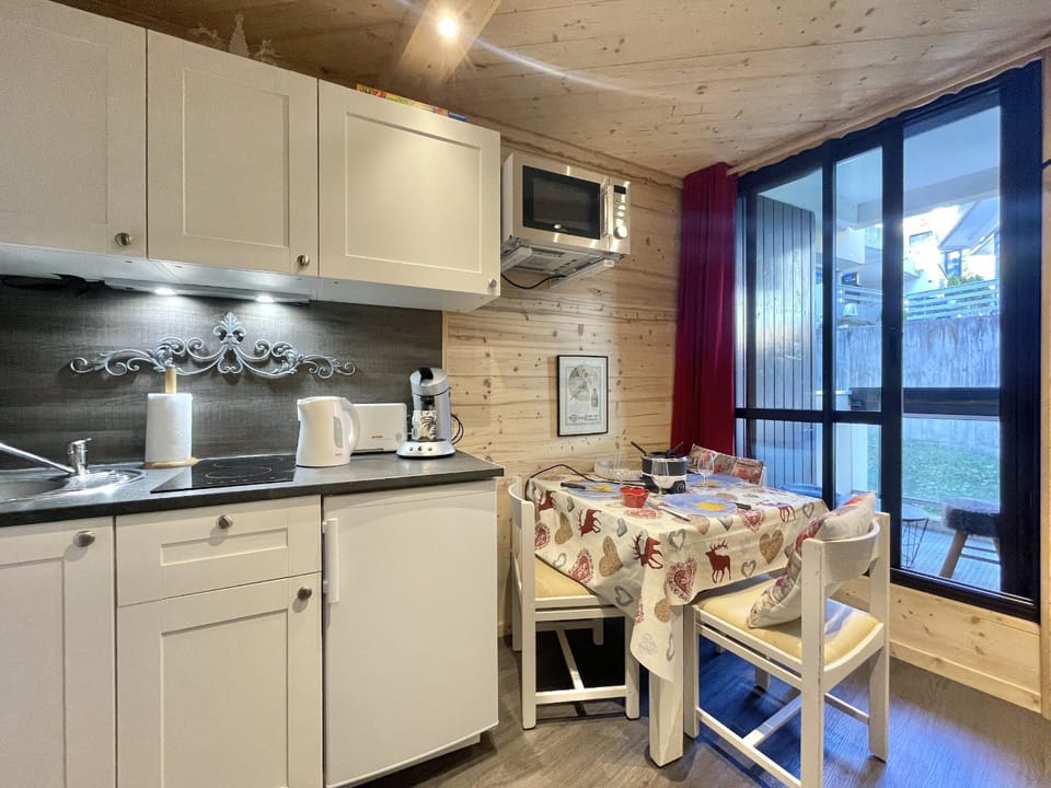 Kitchen or kitchenette, Dining area, pet friendly, stove