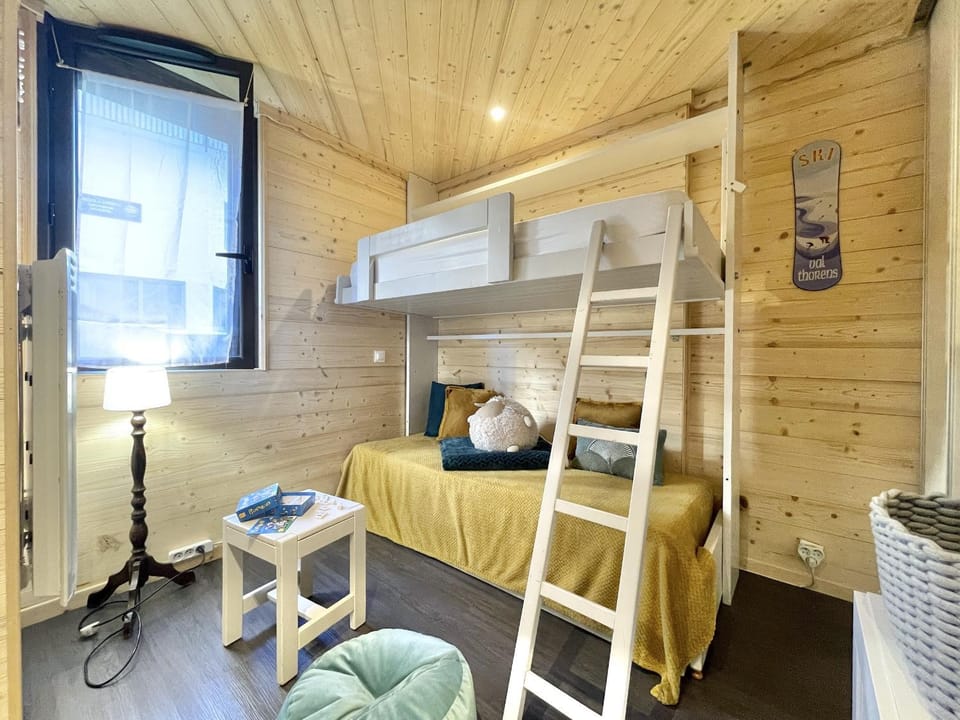 Bed, Living room, Photo of the whole room, Bedroom, bunk bed