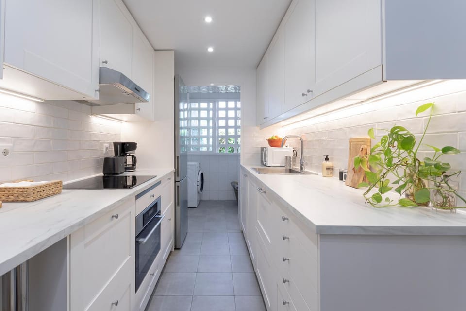 Coffee/tea facilities, Kitchen or kitchenette, oven, stove