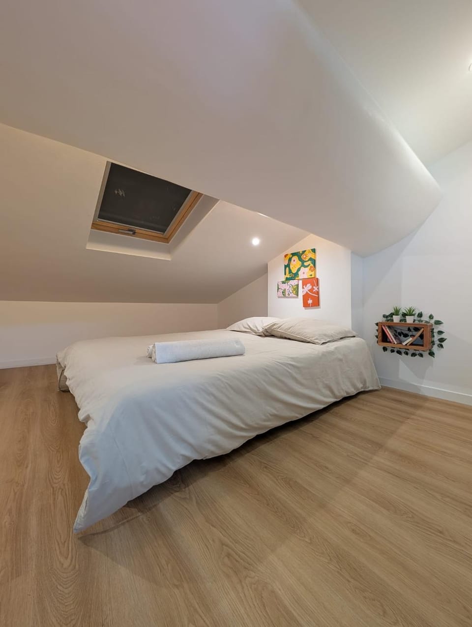 Bed, TV and multimedia, Bedroom