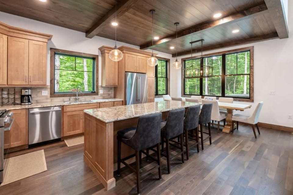 Riverfront Luxury at Loon Mtn Hot Tub Fire Pit House in Woodstock