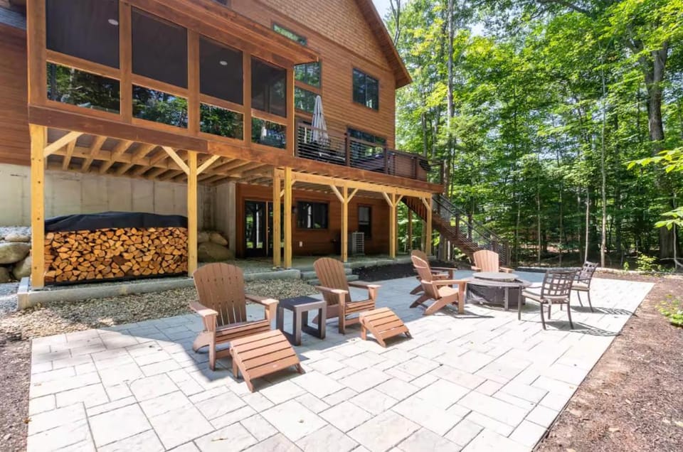 Riverfront Luxury at Loon Mtn Hot Tub Fire Pit House in Woodstock