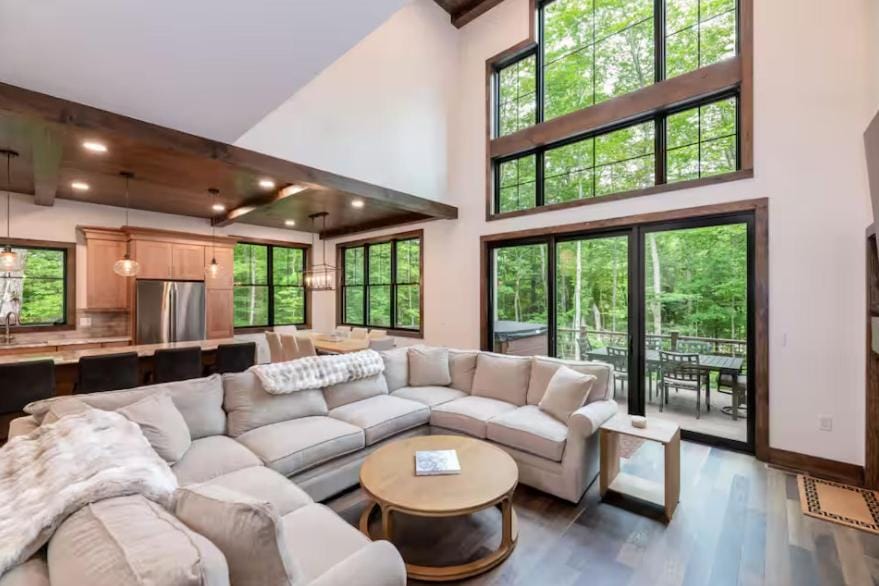 Riverfront Luxury at Loon Mtn Hot Tub Fire Pit House in Woodstock