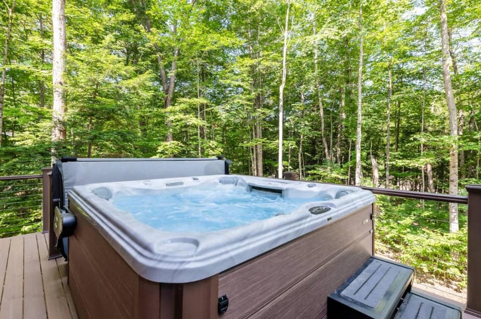 Riverfront Luxury at Loon Mtn Hot Tub Fire Pit House in Woodstock