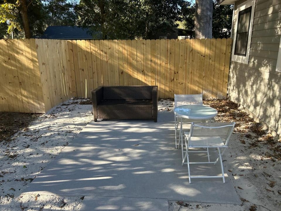 Cozy Couples Retreat 10 minutes to Beach & Downtown House in James Island