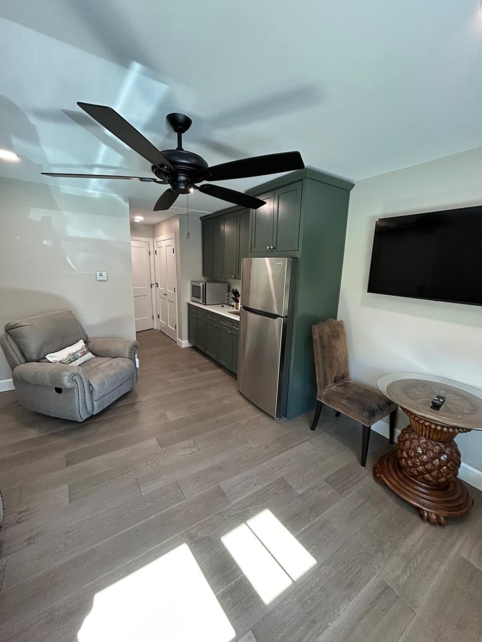 Cozy Couples Retreat 10 minutes to Beach & Downtown House in James Island