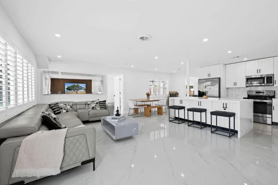 Chic Pompano Getaway - Pool Beach & Pickleball - Family House in Pompano Beach