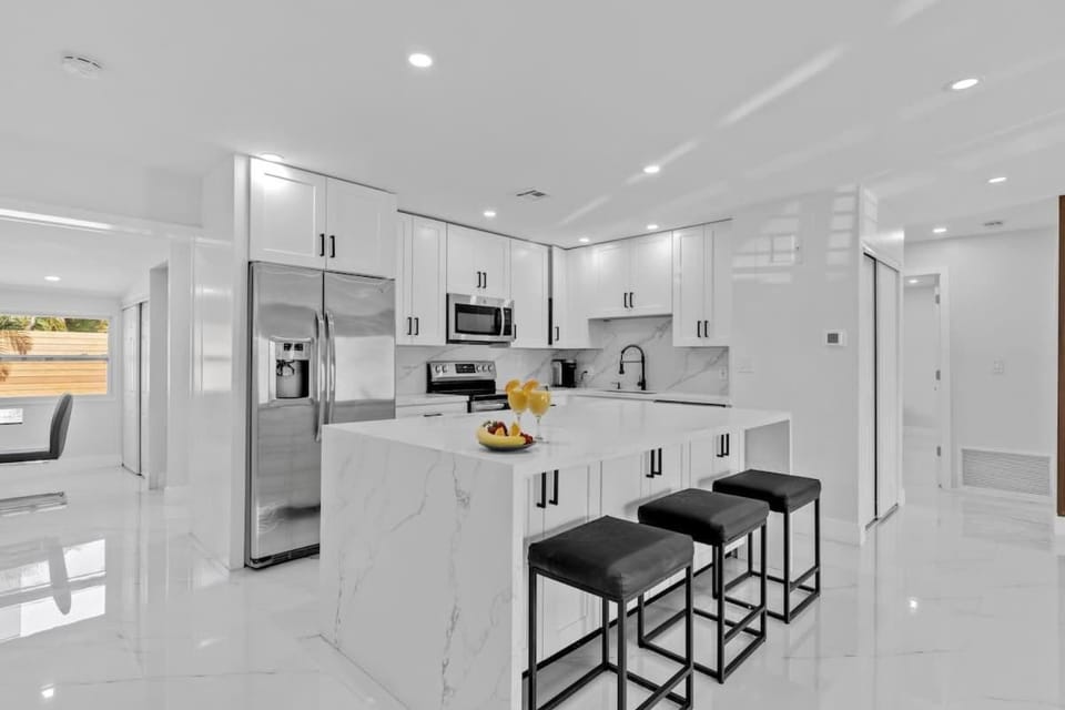 Chic Pompano Getaway - Pool Beach & Pickleball - Family House in Pompano Beach