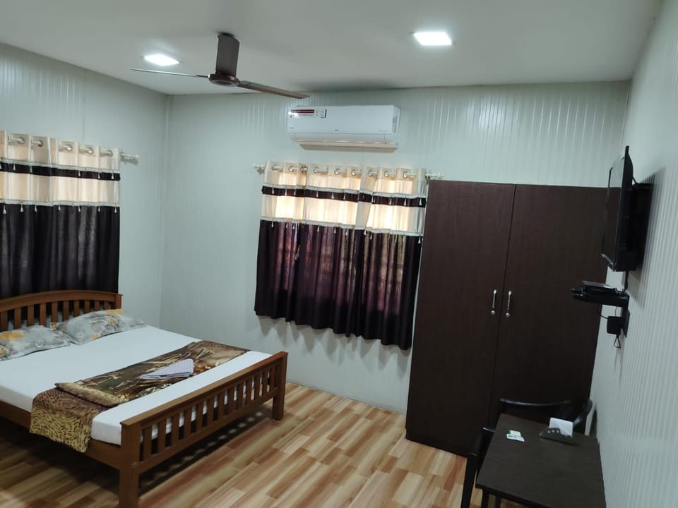 Bed, TV and multimedia, towels, wardrobe, air conditioner