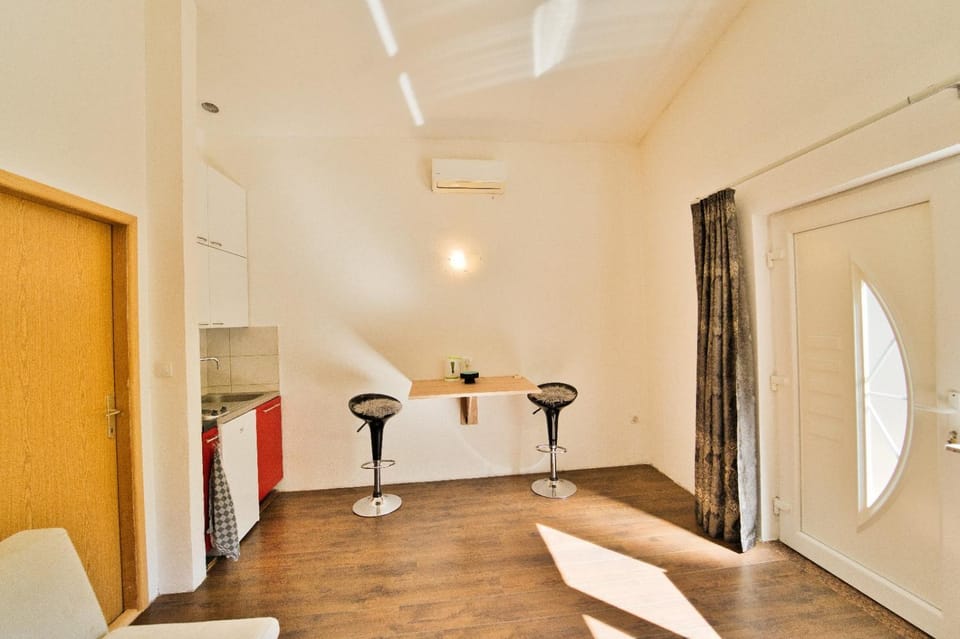 Living room, Seating area, Dining area, air conditioner