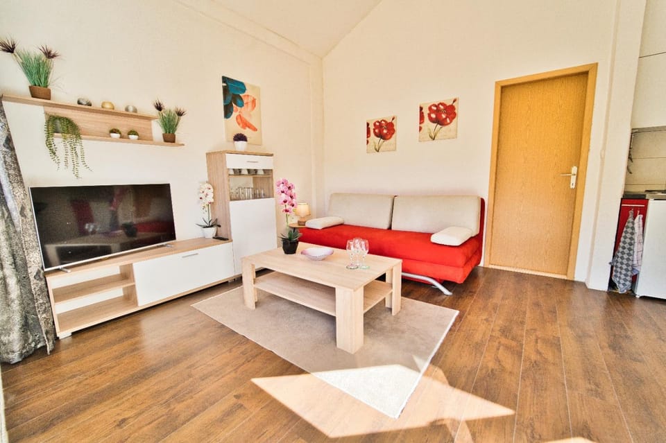TV and multimedia, Kitchen or kitchenette, Living room, Seating area