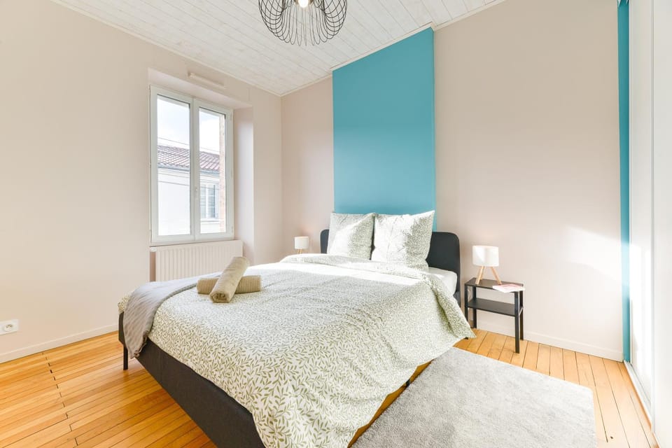 Photo of the whole room, Bedroom
