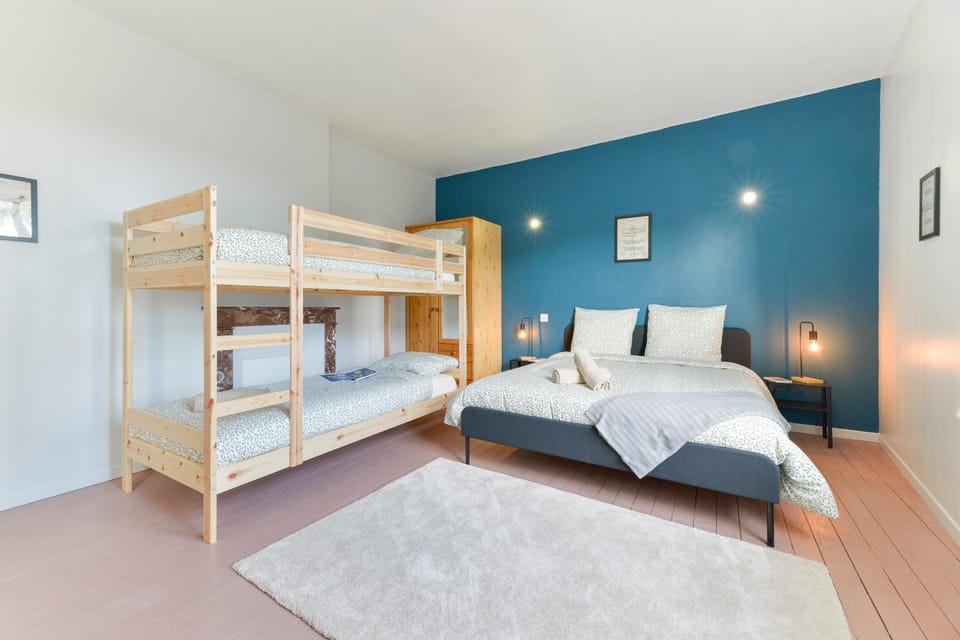 Photo of the whole room, Bedroom