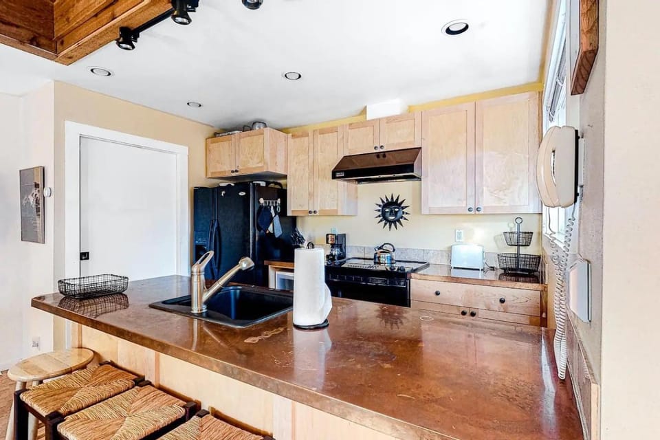 Kitchen or kitchenette, kitchen