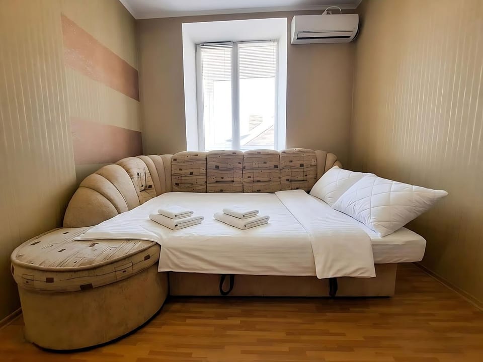 Bed, Living room, Photo of the whole room, Seating area, Bedroom, towels, air conditioner