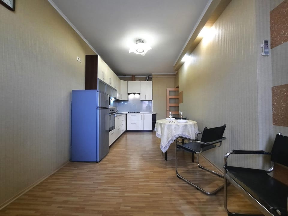 Kitchen or kitchenette, Dining area, minibar, oven