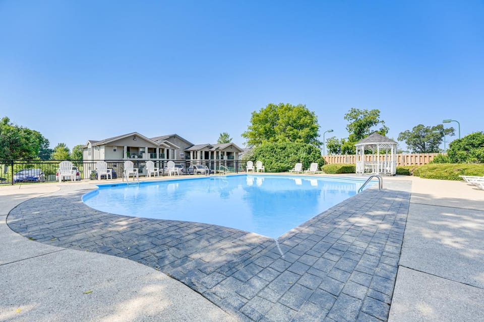 3 Mi to Dtwn! Holiday Hills Golf Retreat House in Ozark Mountains