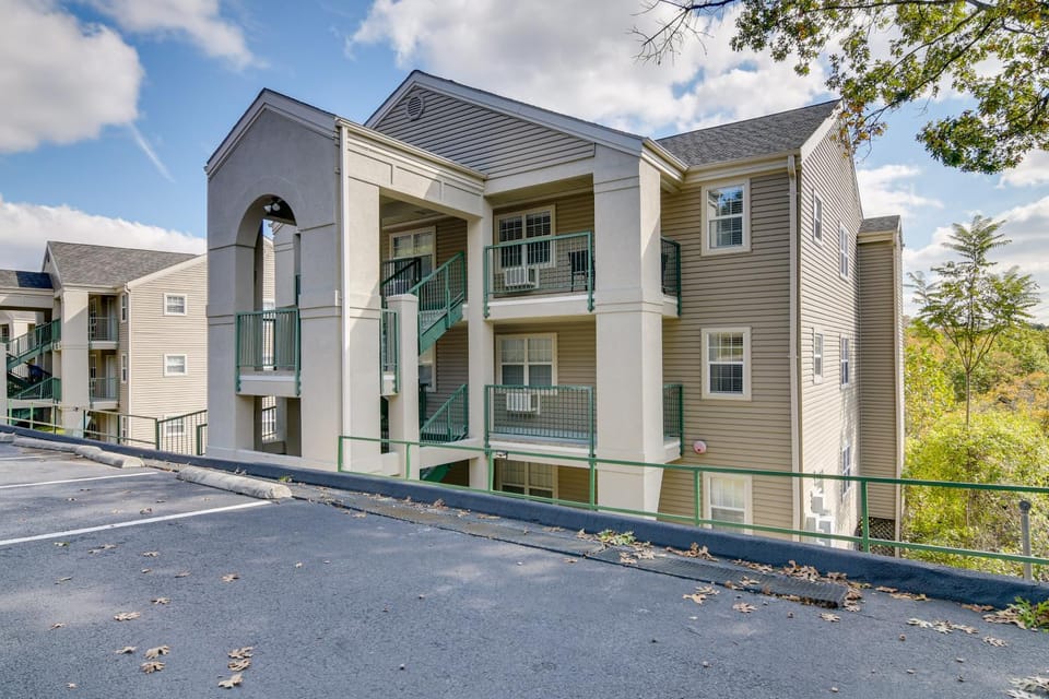 3 Mi to Dtwn! Holiday Hills Golf Retreat House in Ozark Mountains