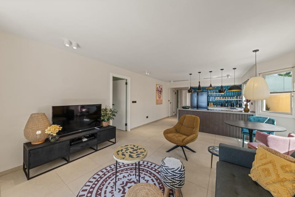 TV and multimedia, Kitchen or kitchenette, Living room, Seating area, Dining area