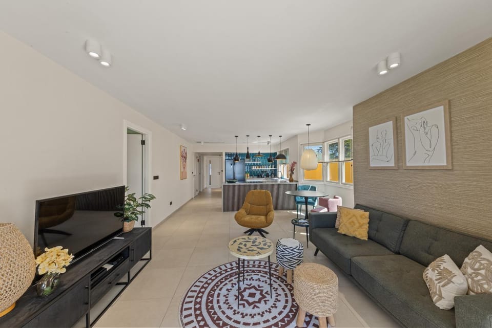 TV and multimedia, Living room, Seating area, air conditioner