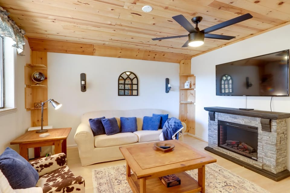 Serene Couple’s Lakeside Retreat, Water Views! Apartment in Union County