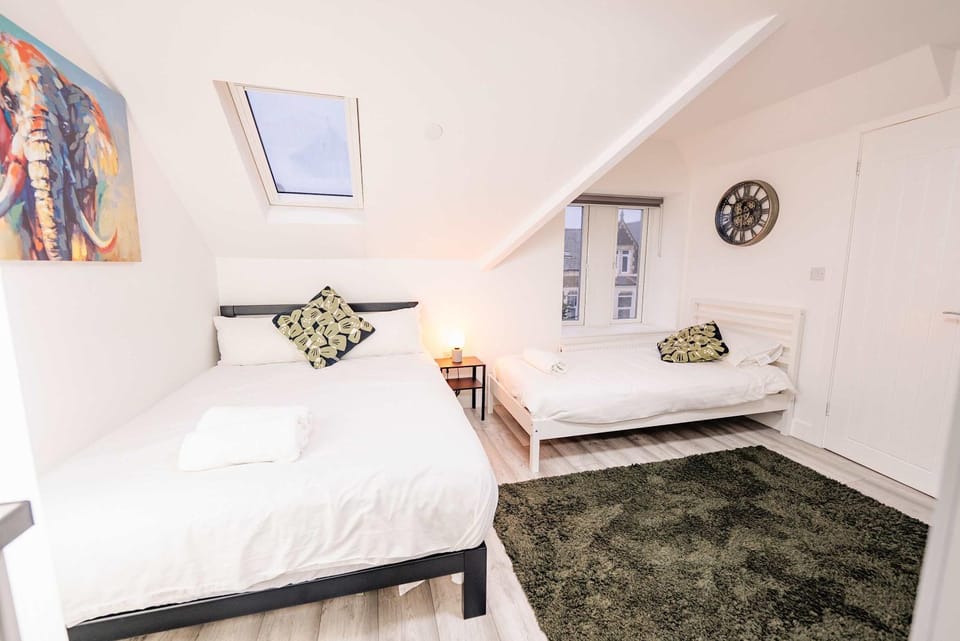 Bed, Photo of the whole room, Bedroom