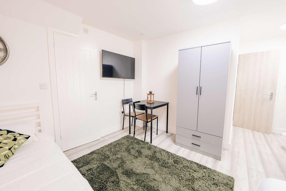 Bed, TV and multimedia, Living room, Photo of the whole room, Seating area, Dining area, Bedroom, oven, wardrobe