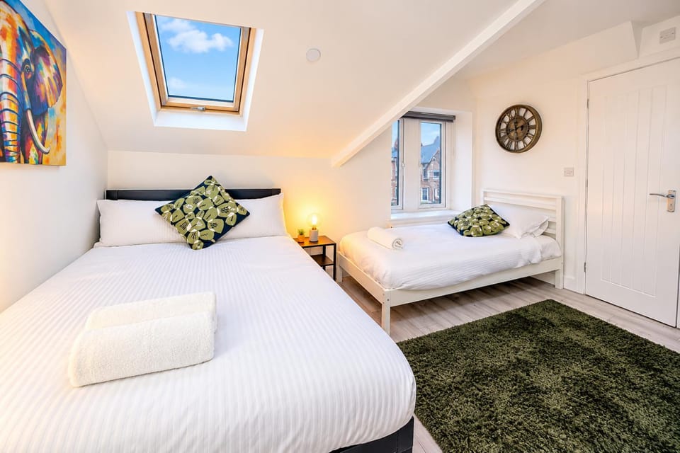 Bed, Photo of the whole room, Seating area, Bedroom