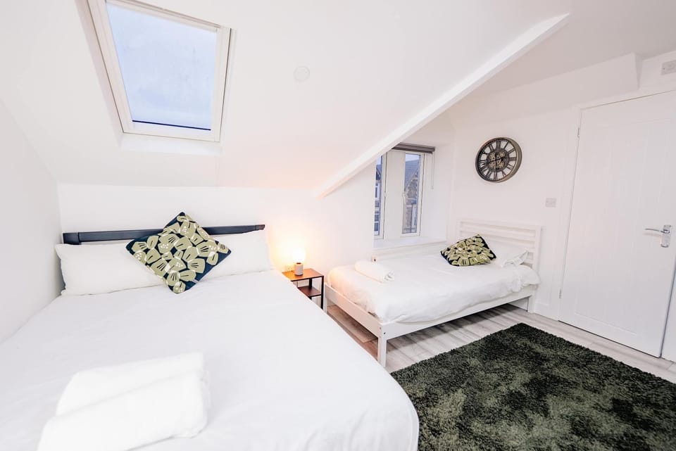 Bed, Living room, Photo of the whole room, Seating area, Bedroom