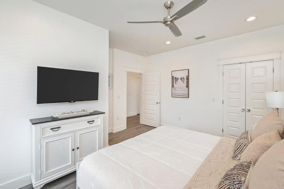 Ovation- Pool, Beach, Sleeps 21! House in South Walton County