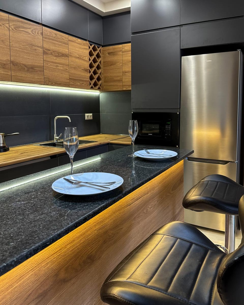 Kitchen or kitchenette, Dining area