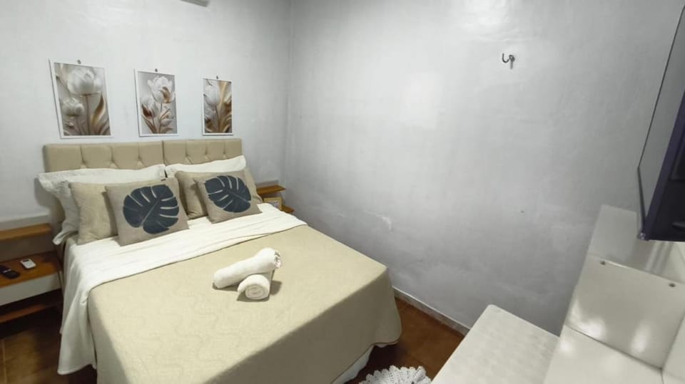 Bed, Photo of the whole room, Seating area, Bedroom