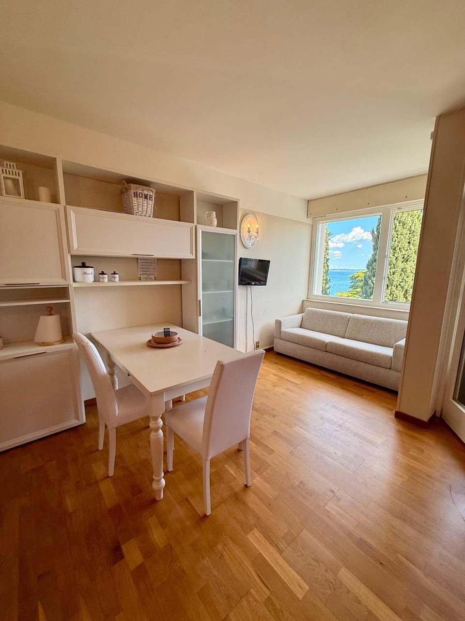 Bed, Living room, Photo of the whole room, Dining area
