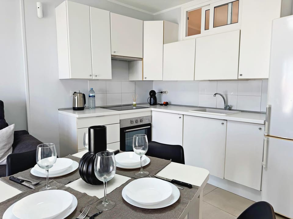 Coffee/tea facilities, Kitchen or kitchenette, Dining area, oven, stove