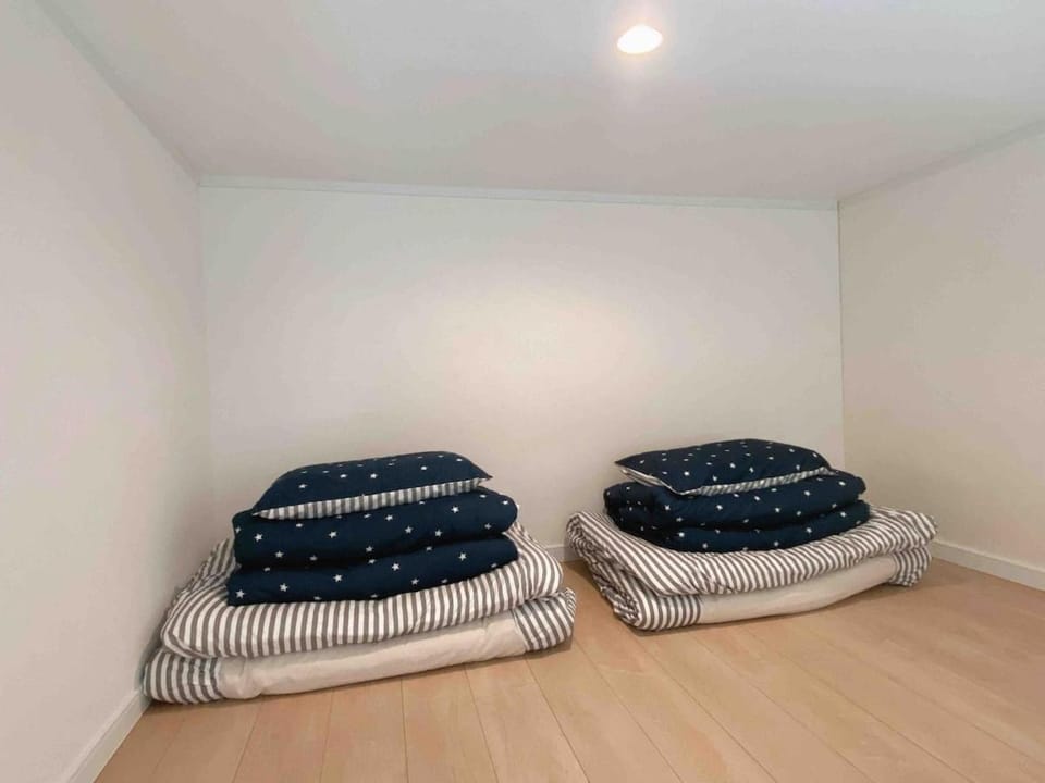 Shinjuku 5 min, 1 min walk from Shinnakano Station, Room 202 Apartment in Japan