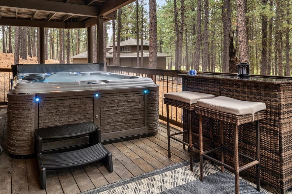 Treehouse Cabin Hot Tub Sauna Game Room Cabin in Oregon