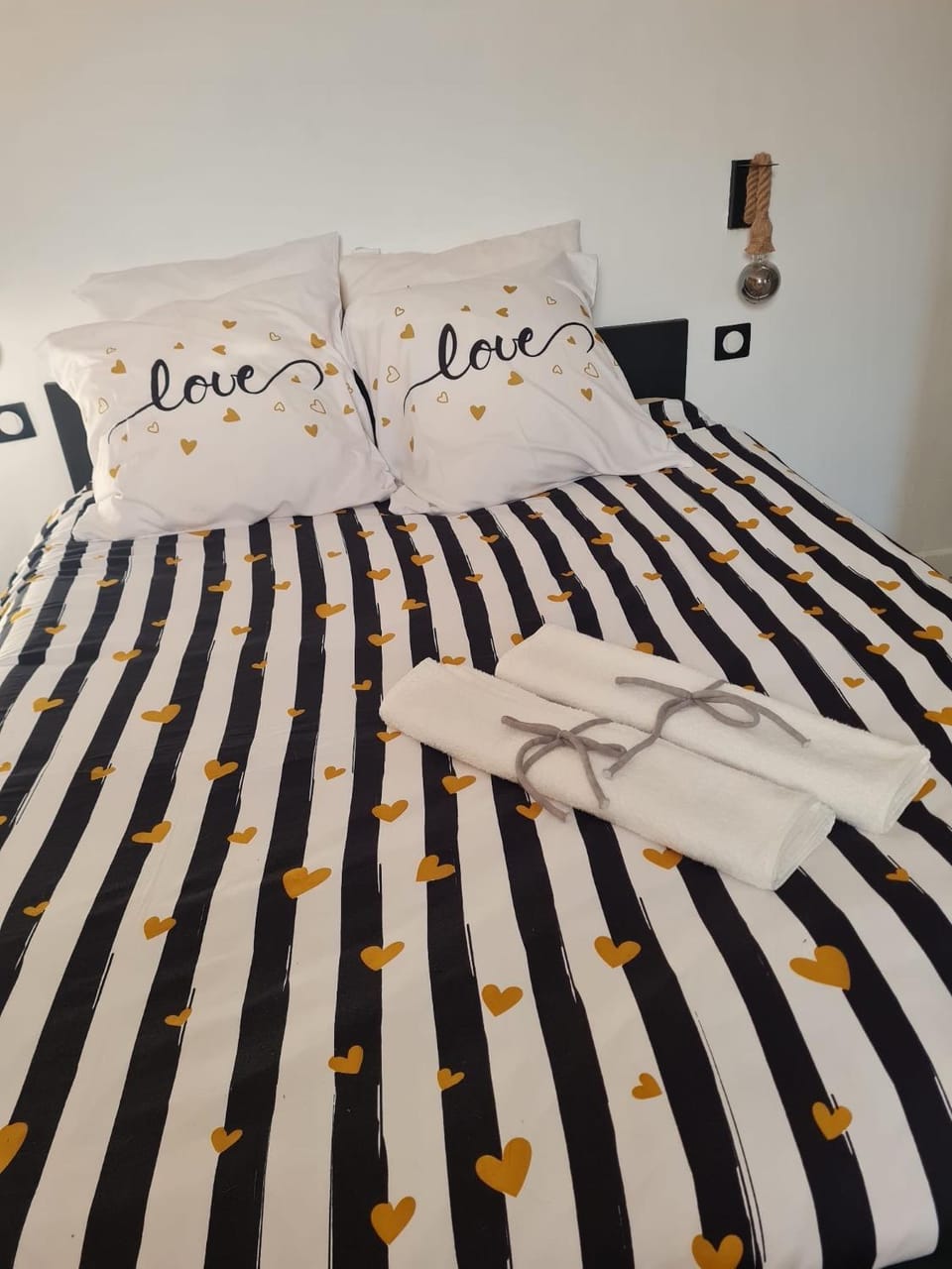 Bed, Photo of the whole room, towels