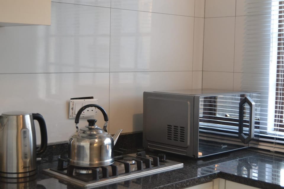 Coffee/tea facilities, Kitchen or kitchenette, stove