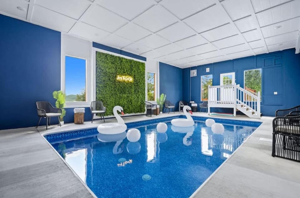 Waterfall & Galaxy Pool & Rooftop Theater Cabin Cabin in Sevierville