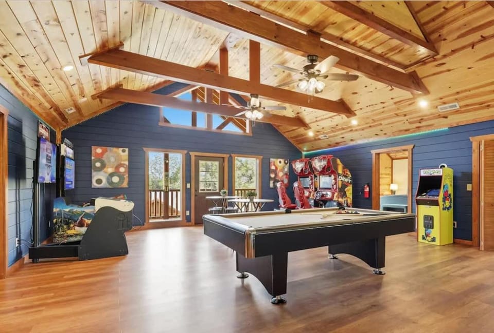 Waterfall & Galaxy Pool & Rooftop Theater Cabin Cabin in Sevierville