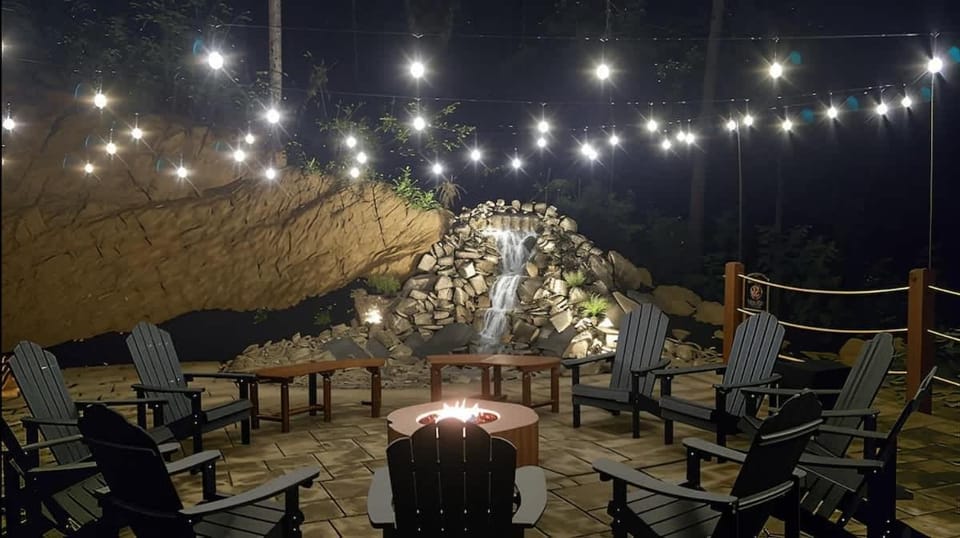 Waterfall & Galaxy Pool & Rooftop Theater Cabin Cabin in Sevierville
